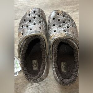 mens fuzzy lined camo crocs size 8
